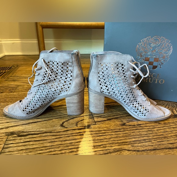 Womens Vince Camuto Trevan Cutout Lace Up Ankle Boots, Smoke Cloud - Picture 2 of 5
